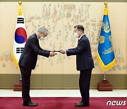 문대통령, 천대엽 신임 대법관 임명장 수여