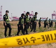 인천 노래주점 실종자 시신 수색하는 경찰