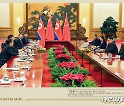 시진핑 주석과 회담 갖는 김정은 위원장