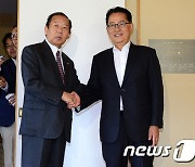 박지원 국정원장-日 니카이 통화 "한일관계 개선 노력"
