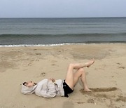 김새롬, 모래사장에 벌러덩..핫팬츠에 드러난 '젓가락 각선미'
