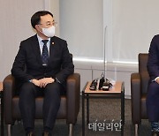 <포토> 환담 나누는 문승욱 장관-최태원 회장