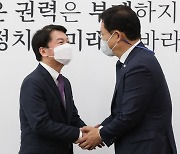 '정부 백신 비판' 안철수에, 송영길 "조용히 뒷받침해달라"