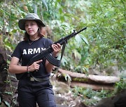 "이젠 반격" 전투복 입고 소총 든 전사, 미스 미얀마였다