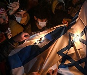독일 유대교회당 앞서 이스라엘 국기 불타..보안당국 수사