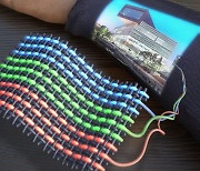 옷으로 동영상 본다!..KAIST 'OLED 전자섬유' 개발