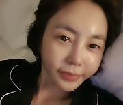 '49세' 황혜영, 뽀얀 아기 피부 실화? "자려고 누웠는데 은근 광"