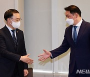 악수하는 문승욱 산업통상자원부 장관-최태원 회장