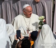 6개월만에 신자와 직접 만난 프란치스코 교황