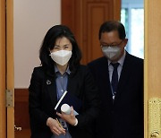 대법관 임명식 참석하는 김진국, 김외숙 수석