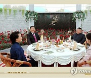 시진핑 부부와 환담하는 북한 김정은 부부