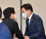악수하는 송영길 대표와 김기문 중소기업중앙회장
