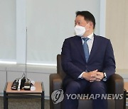 문승욱 장관 접견하는 최태원 회장