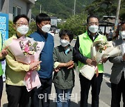 [포토] 꽃다발 축하받는 박범계 장관과 이성희 회장