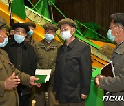 북한 삼지연감자가루생산공장 현지 점검하는 김덕훈 내각 총리
