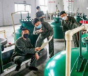 생산 기술 문제 토의하는 북한 3대혁명 소조원들