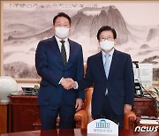 최태원 "가감 없는 국회 의견 기대"..상의회장 자격 첫 방문 화두는 '소통'