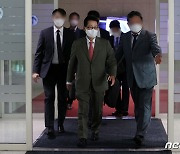 귀국하는 박지원 국정원장 '일본 스가 총리 예방'