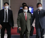박지원 국정원장 '일본 스가 총리 만나고 귀국'