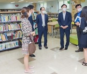 [포토]채현일 영등포구청장, 대방초 도서관 둘러보며 학부모와 소통