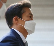 조국, '김학의 사건' 외압 의혹.. "압박·지시 없었어" 반박