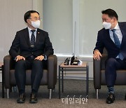 최태원 "탄소중립 어려운 과제"..문승욱 "해법 찾아보겠다"