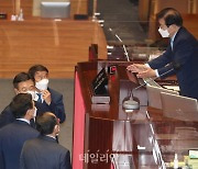<포토> 윤호중-김기현 원내대표와 대화하는 박병석 국회의장