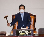 <포토> 김부겸 국무총리 후보자 임명동의안 가결하는 박병석 국회의장