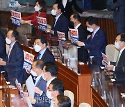 <포토> 피켓들고 항의하는 김기현 권한대행과 의원들