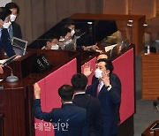 <포토> 박병석 국회의장에게 항의하는 김기현 권한대행