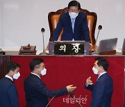 <포토> 언쟁 벌이는 윤호중-김기현