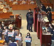"숫자놀음하는 자리 아냐" "野존재 거부하는 폭거"..강대강 충돌