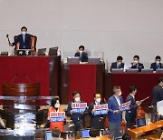 김부겸 총리 인준안, 야당 불참 속 본회의 통과