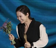 [포토] 김선영, 영화부문 여자조연상 수상