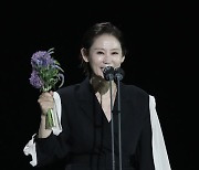 [포토] 김선영, 꽃다발들고 화이팅