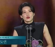 [2021 백상] '여자 예능상' 장도연, "운 좋았다"..절친 박나래 '눈물'