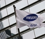 Samsung shares fall despite Moon's chip strategy