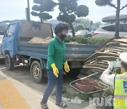 대전유성경찰, 폐지수집 노인에 교통안전용품 배부