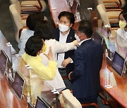 정의당에 항의하는 민주당 문정복 의원