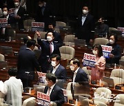 국무총리 임명동의안 표결에 항의하는 국민의힘 김기현 대표 권한대행과 의원들