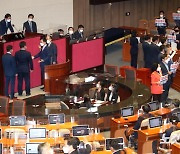 총리 임명동의안 표결에 언쟁 벌이는 윤호중-김기현