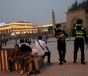 "중국, 이슬람 사원 철거"vs"신장의 면은 순백"