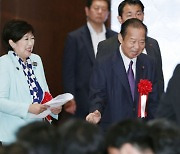 도쿄지사·자민당 2인자 전격 회동..'올림픽 취소' 상담했나