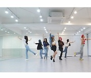 오마이걸, 신곡 'DUN DUN DANCE' 안무 화제..상큼 에너지 폭발