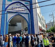 이태원 서울중앙성원 앞에서 예배하는 무슬림