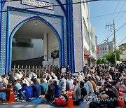 이태원 서울중앙성원 앞에서 예배하는 무슬림