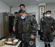 격리 장병 급식 점검하는 이성용 공군참모총장