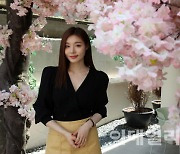 [포토]배우 민경아, 벚꽃과 함께