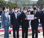 '총리 인준 강행' 항의하는 김기현 대표 권한대행