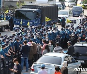 국방부, 경찰-주민 대치 속 사드기지 내 장비·자재 반입(종합2보)